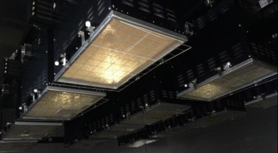 غرفة اختبار التحمل للبقع الساخنة / جهاز محاكاة الشمس الثابتة BBA ضوء النهار الطبيعي معدات اختبار شيخوخة الوحدة الكهروضوئية PV